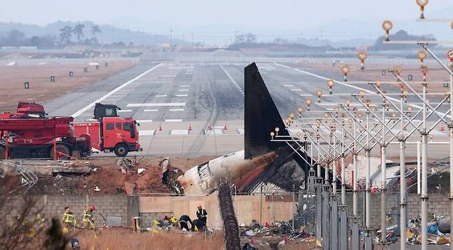 30일 전남 무안군 무안국제공항 활주로에 전날 동체 착륙을 시도하다 충돌 후 폭발한 제주항공 여객기의 흔적과 잔해가 남아 있는 모습. 뉴스1