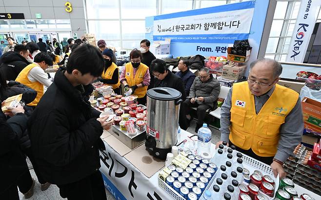 31일 전남 무안군 무안국제공항에서 자원봉사자들이 제주항공 여객기 참사 유가족들을 위한 배식봉사를 하고 있다.&nbsp; &nbsp;&nbsp;공동취재