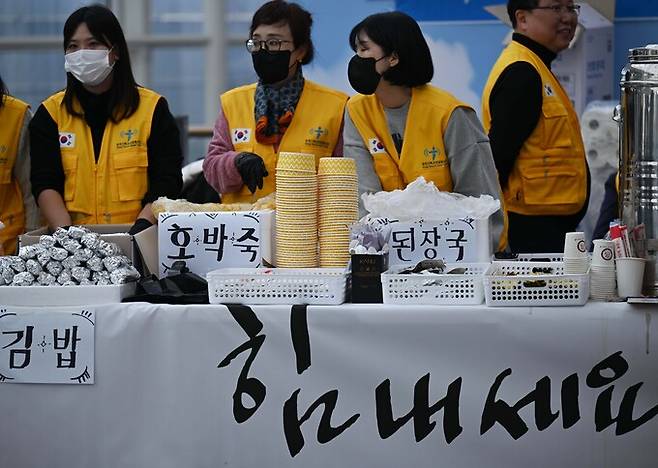 31일 전남 무안군 무안국제공항에서 자원봉사자들이 유가족에게 음식을 나눠주고 있다.&nbsp; &nbsp;&nbsp;공동취재