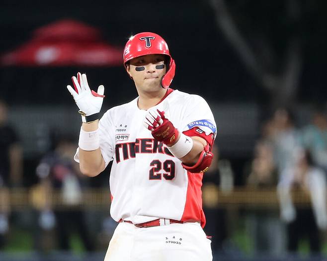 ▲ 팀의 차세대 주전 1루수로 큰 기대를 모으고 있는 변우혁은 패트릭 위즈덤의 합류로 쉽지 않은 주전 경쟁을 기다리고 있다. KIA는 위즈덤을 통해 많은 것을 배우는 변우혁을 기대하고 있다. ⓒ연합뉴스