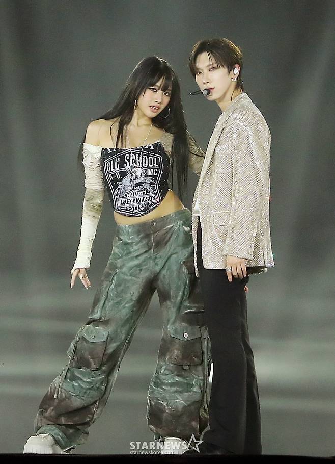 키스오브라이프 나띠, WayV 텐이 지난 27일 오후 태국 방콕 임팩트 챌린저 홀 1-2(IMPACT Challenger Hall 1-2)에서 진행된 '제 9회 아시아 아티스트 어워즈'(The 9th Asia Artist Awards)'에 참석해 멋진 콜라보 무대를 선보이고 있다. /사진=김창현 chmt@