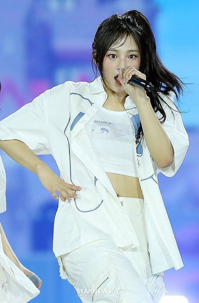 뉴진스 민지 '무대 위 행복한 곰아지'[AAA 스페셜 포토]