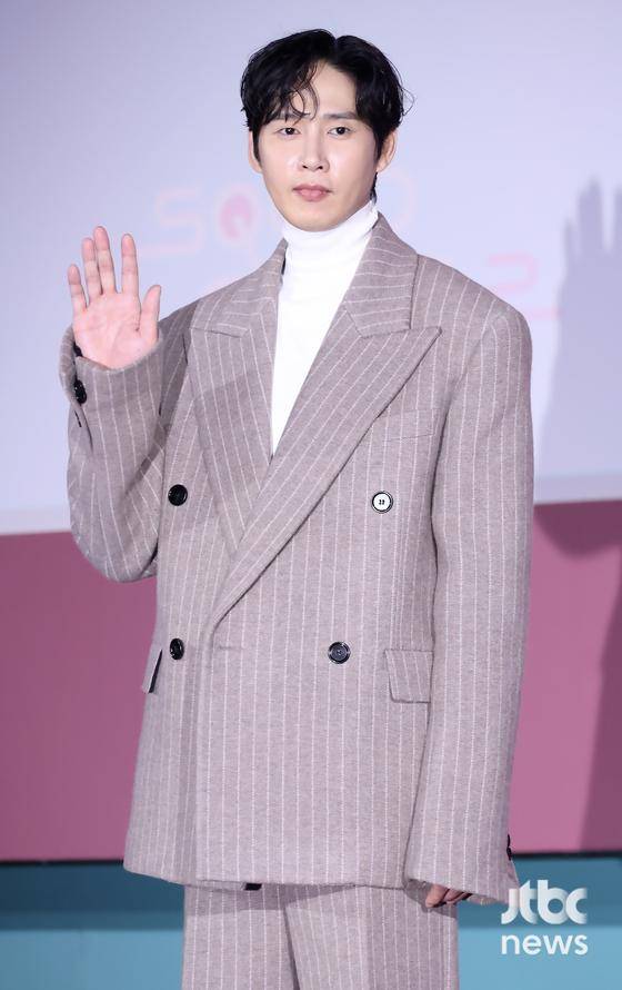 배우 박성훈이 9일 오전 서울 동대문디자인플라자 아트홀에서 열린 넷플릭스 시리즈 '오징어 게임' 시즌2 제작발표회에 참석해 포즈를 취하고 있다. 박세완 엔터뉴스팀 기자 park.sewan@jtbc.co.kr (콘텐트비즈니스본부)