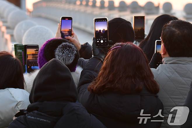 2025년 을사년(乙巳年) 새해 첫날인 1일 경북 포항시 북구 영일대해수욕장에 모인 시민과 관광객들이 휴대폰으로 일출을 촬영하고 있다. 2025.1.1/뉴스1 ⓒ News1 최창호 기자
