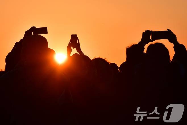 2025년 을사년(乙巳年) 새해 첫날인 1일 경북 포항시 북구 영일대해수욕장에 모인 해맞이객들이 휴대폰으로 일출을 촬영하고 있다. 2025.1.1/뉴스1 ⓒ News1 최창호 기자