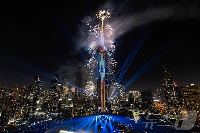 아랍에미리트(UAE) 두바이의 부르즈 칼리파 타워에서 1일(현지시간) 신년맞이 불꽃축제가 열리고 있다. 2025.1.1 ⓒ AFP=뉴스1 ⓒ News1 강민경 기자