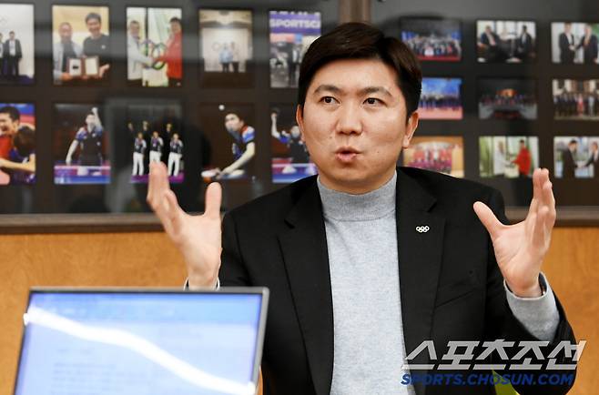 유승민 전 대한탁구협회장이 서울 서초구 개인사무실에서 진행된 스포츠조선과 인터뷰를 갖고 있다. 허상욱 기자 wook@sportschosun.com/2024.12.11/