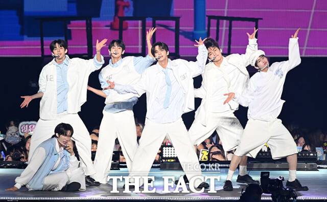 TWS는 2025년 가장 하고 싶은 것으로 많은 컴백과 콘서트 등을 꼽았다. 멤버들은 "42분들에게 좋은 곡과 좋은 에너지를 전달 해드리고 싶다", "42분들과 더 가까이 소통할 수 있는 기회를 많이 만들어서 함께 성장해 나가고 싶다"고 바랐다. 사진은 '2024 더팩트 뮤직 어워즈'에서 무대를 하는 모습. /이새롬 기자