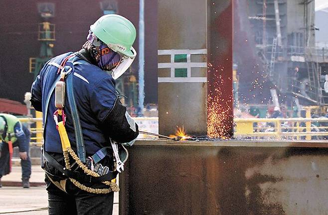 HD현대중공업 울산조선소에서 한 근로자가 용접 작업을 하는 모습. /김동환 기자