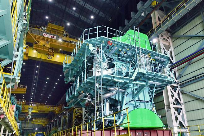 HD현대중공업 울산조선소에서 제작된 선박용 대형 엔진. /HD현대중공업