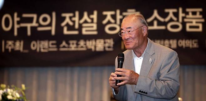 30일 오후 서울 영등포구 여의도 켄싱턴호텔 연회장에서 열린 이랜드, 야구의 전설 ‘장훈’ 소장품 기증식에서 재일교포 야구 해설가 장훈이 인사말을 하고 있다. 장훈이 기증하는 물품은 일본 프로야구 시구식에서 착용했던 요미우리 자이언츠 유니폼과 벨트, 글러브, 모자, 신발 등 10여개다. 장훈은 1959년 도에이 플라이어즈에 입단해 요미우리 자이언츠, 롯데 오리온즈 등을 거쳐 1981년 은퇴한 재일동포 야구선수로 일본 프로야구 역사상 유일한 3000안타, 500홈런, 300도루의 기록을 보유하고 있다. 2018.05.30. 【서울=뉴시스】