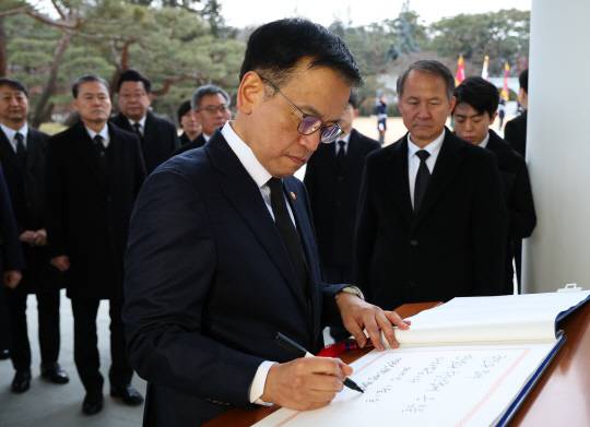 최상목 대통령 권한대행 겸 부총리가 1일 국립서울현충원을 찾아 현충탑 참배 뒤 방명록을 작성하고 있다. [대통령실통신사진기자단]