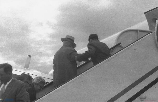 4·19 이후 하야 성명을 발표한 이승만 전 대통령은 주변의 권유로 3주간의 요양을 위해 하와이로 출국했다. 경향신문은 비행기에 오르는 이 전 대통령 부부의 모습을 특종보도했다.