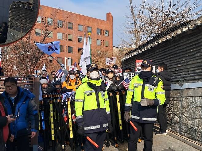 1일 오전 서울 한남동 대통령 관저 인근에서 열린 경찰이 보수단체 집회 참가자들과 반대편 참가자들이 충돌을 빚지 않도록 질서유지선을 설치해 통제하고 있다. 고경태 기자.