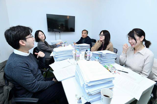 지난달 19일 서울 중구 한국일보사에서 2025 한국일보 신춘문예 소설 부문 심사위원이 대화를 나누고 있다. 문지혁(왼쪽부터 시계방향) 소설가, 박혜진 문학평론가, 우찬제 문학평론가, 김금희 소설가, 조해진 소설가. 류기찬 인턴기자