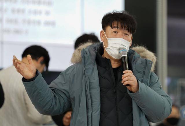 박한신 유가족협의회 대표가 1일 전남 무안국제공항 여객터미널 2층에서 유가족대표회의를 앞두고 유가족들에게 공지사항을 전달하고 있다. 뉴시스