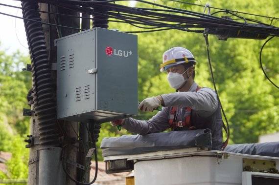 서울 서초구 모처에서 LG유플러스 직원이 전신주에 매달린 HFC 전원공급장치를 철거하고 있다. [사진=LGU+]