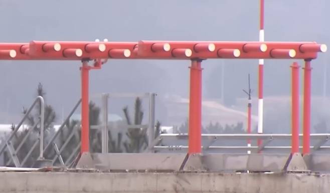 무안국제공항의 방위각(로컬라이저) 시설 (SBS 캡처)