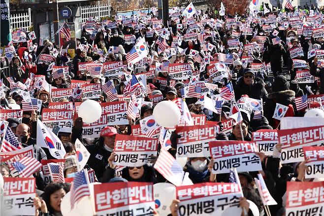 어제(12월 31일) 윤 대통령 한남동 관저 앞에서 열린 탄핵 반대 집회.