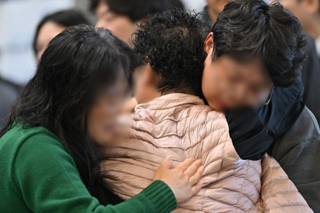 30일 오후 전남 무안군 무안국제공항에서 제주항공 여객기 참사 유족들이 새롭게 신원이 확인된 사망자 명단 발표에 오열하고 있다. 공동취재단