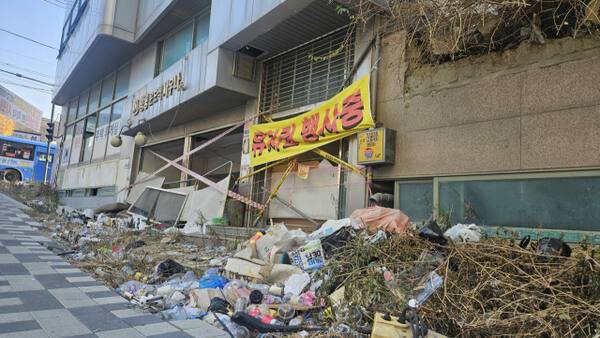 지난 31일 용현동의 폐건물에 건물주들의 유치권 행사 현수막 등이 걸려있다. 장민재기자
