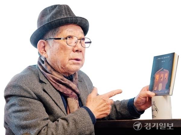 공주풀꽃문학관에서 만난 나태주 시인은 “절망적일 때, 어두울 때, 힘들 때 갖는 것이 희망”이라며 “그래서 새해엔 더더욱 우리 모두 희망이 필요하다”고 말했다. 윤원규기자