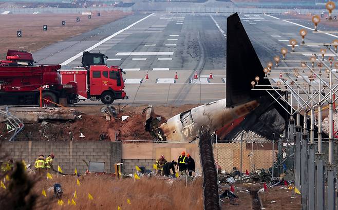 179명이 숨진 제주항공 7C2216편 추락사고를 키운 원인으로 활주로 너머에 있는 '둔덕'이 꼽히고 있다. /사진=뉴스1
