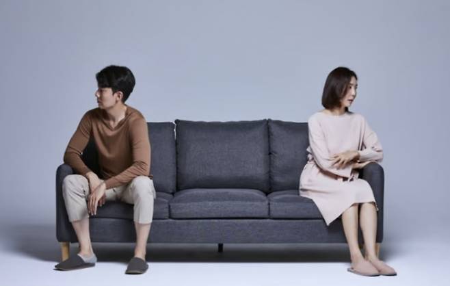 돌싱들의 재혼 추진에 걸림돌이 된 요인으로 불경기, 이성불신 등이 꼽혔다. 사진은 기사와 무관함/사진=게티이미지뱅크