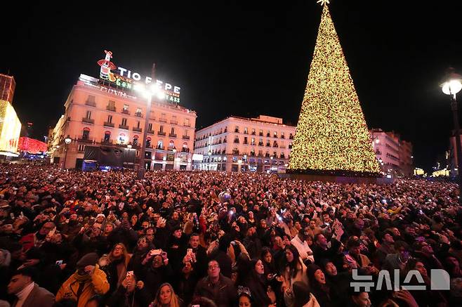 [마드리드=AP/뉴시스] 1일(현지시각) 스페인 마드리드 도심 푸에르타 델 솔 광장에 모인 사람들이 새해 첫날을 축하하고 있다. 2025.01.01.