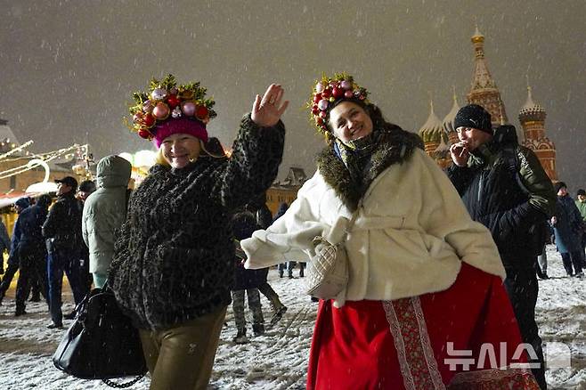 [모스크바=AP/뉴시스] 지난해 12월 31일(현지시각) 러시아 모스크바에서 시민들이 새해 전야 행사로 붉은광장이 폐쇄되기 전 성 바실리 성당을 배경으로 걸으며 새해를 축하하고 있다. 2025.01.01.