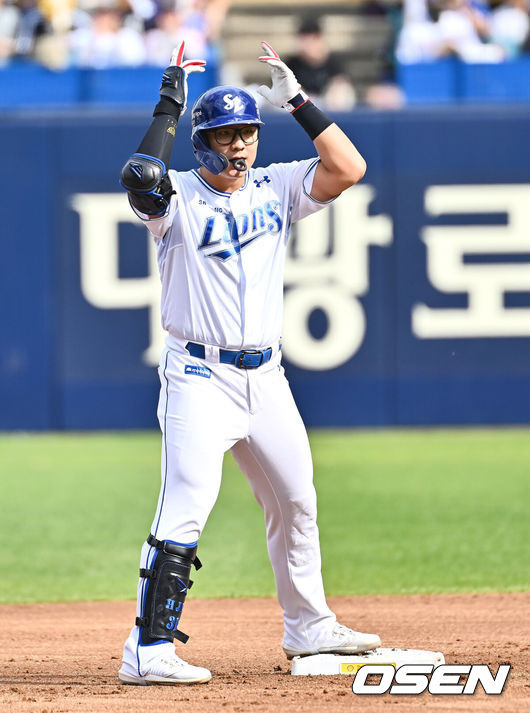 [OSEN=대구, 이석우 기자] 13일 대구 삼성라이온즈파크에서 2024 신한 SOL뱅크 KBO 포스트시즌 플레이오프 삼성 라이온즈와 LG 트윈스의 1차전 경기가 열렸다. 홈팀 삼성은 레예스를 선발로, 방문팀 LG는 최원태를 선발로 투입했다.삼성 라이온즈 윤정빈이 1회말 1사 우익수 오른쪽 2루타를 치고 세리머니를 하고 있다. 2024.10.13 / foto0307@osen.co.kr