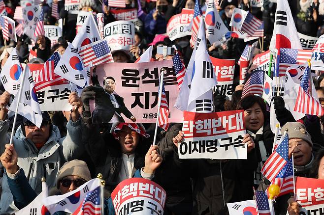 1월1일 오후 서울 용산구 한남동 대통령 관저 인근에서 윤석열 대통령 탄핵 반대 집회가 열리고 있다. ⓒ연합뉴스