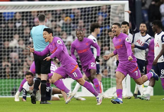 ▲ 토트넘 홋스퍼전에서 골망을 흔든 울버햄턴 공격수 황희찬. ⓒ연합뉴스/AFP/AP