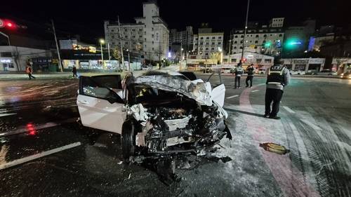 추돌사고 후 화재로 전소된 승용차 [촬영 류호준]