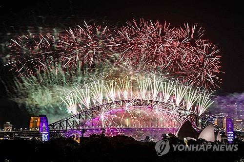 시드니 새해맞이 불꽃놀이  (AFP=연합뉸스) 1일(현지시간) 호주 시드니 하버 브릿지와 오페라 하우스 인근에서 열린 불꽃놀이. 2025.1.1