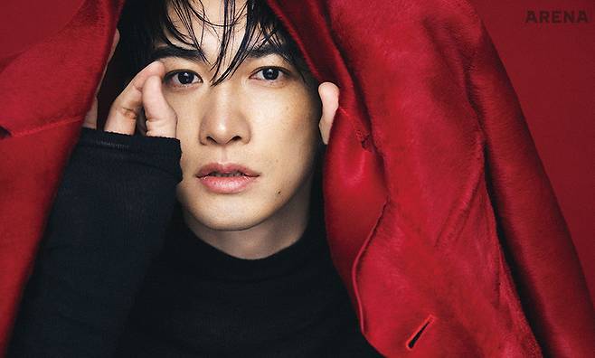 레드 레더 코트·블랙 메리노 울 피티드 리브드 스웨터 모두 베르사체 제품.