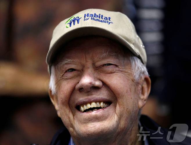 제39대 미국 대통령을 지낸 지미 카터 전 대통령이 29일(현지시간) 향년 100세의 나이로 별세했다. 사진은 2010년 10월 4일 워싱턴 인근에서 해비타트(무주택 가정 및 열악한 주거환경에 놓여있는 사람들의 주거문제 해결을 목적으로 설립된 봉사단체) 행사에 참석한 모습. ⓒ 로이터=뉴스1 ⓒ News1 최종일 기자