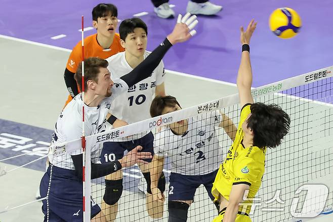 29일 오후 인천 계양체육관에서 열린 프로배구 '도드람 2024-2025 V-리그' 대한항공 점보스와 KB손해보험 스타즈의 경기에서 대한항공 막심이 공격을 시도하고 있다. 2024.12.29/뉴스1 ⓒ News1 민경석 기자