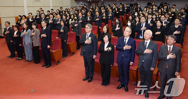 문형배 헌법재판소장 대행을 비롯한 헌법재판관 등 참석자들이 2일 오전 서울 종로구 헌법재판소에서 열린 '조한창·정계선 헌법재판관 취임식'에서 국민의례를 하고 있다. 앞줄 왼쪽 두 번째부터 김복형, 정정미, 이미선, 조한창 헌법재판관, 문형배 대행, 정계선, 김형두, 정형식 헌법재판관. 2025.1.2/뉴스1 ⓒ News1 민경석 기자