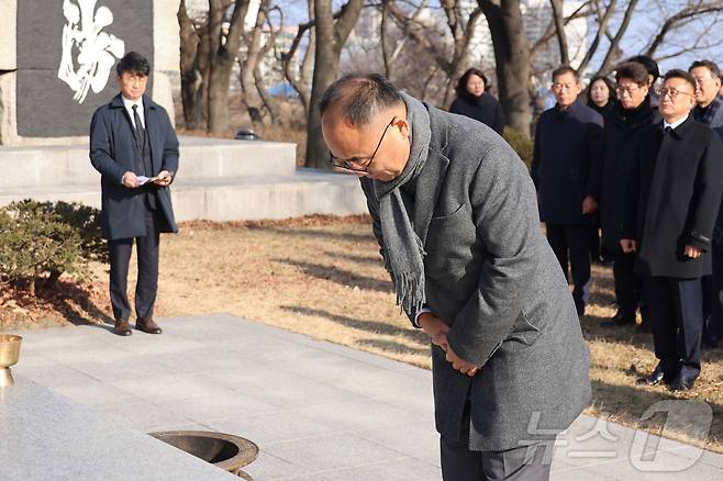 탁동수 제31대 강원 양양부군수가 충혼탑을 참배하고 있다.(양양군 제공) 2025.1.2/뉴스1