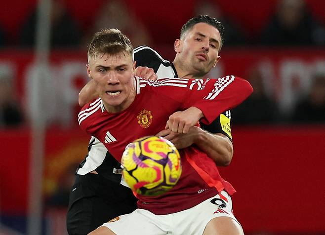 맨체스터 유나이티드의 라스무스 호일룬드(왼쪽)가 뉴캐슬 유나이티드의 파비안 샤르를 필사적으로 막고 있다. 사진 | 로이터 연합뉴스