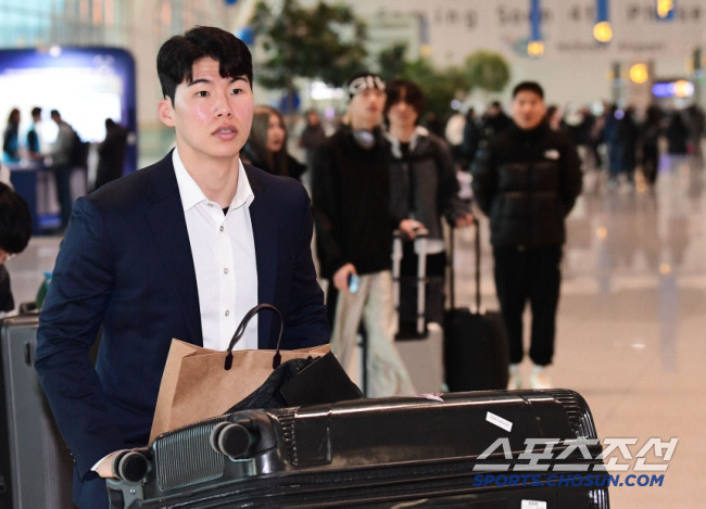 29일 인천공항 제2터미널을 통해 키움 히어로즈 선수단이 출국했다. 키움은 미국 애리조나에서 1차 스프링캠프를 진행한다. 출국을 준비하고 있는 김혜성. 인천공항=송정헌 기자songs@sportschosun.com/2024.01.29/