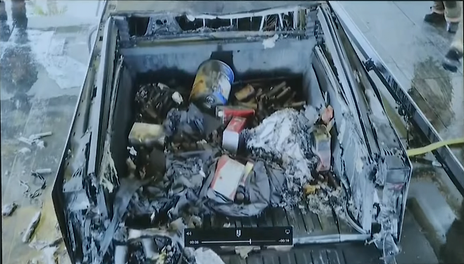 11.png 폭발한 사이버트럭에는 폭죽, 가스, 라이터 연료, 폭발물, 방화 물품이..jpg