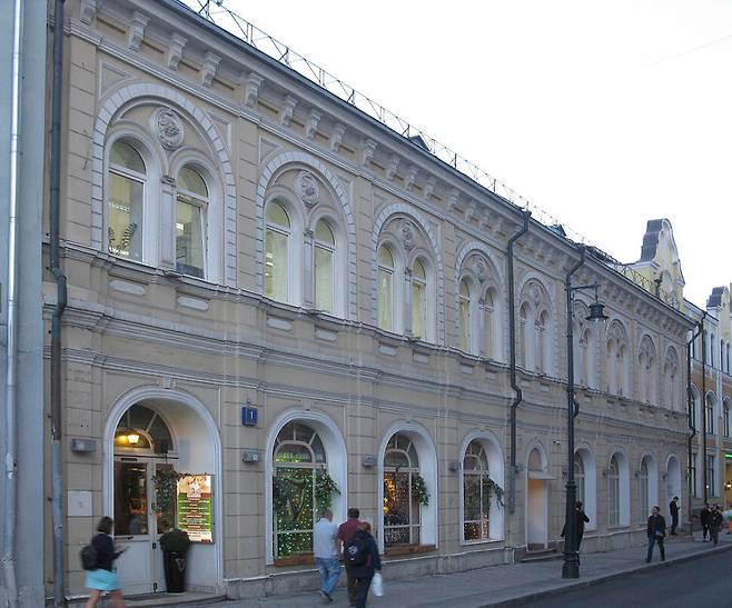 1929~1931년 주종건이 일본어 부교수로 근무한 나리마노프 기념 동방학연구소(일명 모스크바동방학연구소) 건물. 볼쇼이즐라토우스틴스키 페레울로크 1번지. (C) 얀덱스 카르티