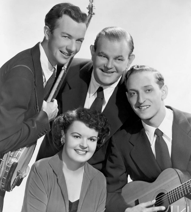 미국 포크 그룹 '더 위버스' 창립 멤버. 뒷줄 왼쪽이 피트 시거이고 가운데가 리 헤이스다. 위키피디아