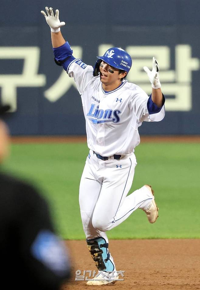 2024 프로야구 KBO 포스트시즌 삼성라이온즈와 LG트윈스의 플레이오프(PO) 2차전 경기가 15일 오후 대구삼성라이온즈파크에서 열렸다. 2회말 2사 김영웅이 솔로홈런을 치고 환호하며 베이스를 돌고 있다. 대구=김민규 기자 mgkim1@edaily.co.kr /2024.10.15/