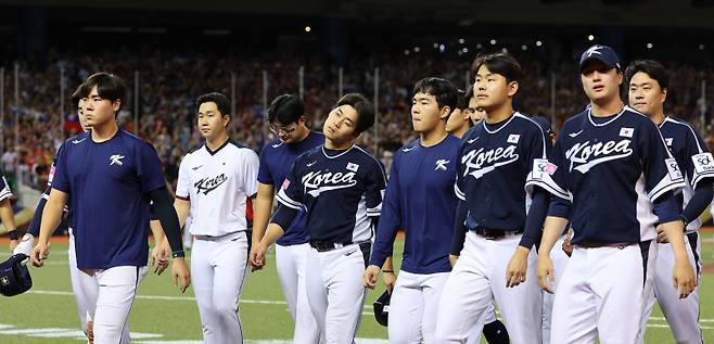 <yonhap photo-5454="">(타이베이=연합뉴스) 한종찬 기자 = 13일 오후 대만 타이베이돔에서 열린 세계야구소프트볼연맹(WBSC) 프리미어12 2024 B조 조별리그 대한민국과 대만의 경기. 패배한 대한민국 선수들이 아쉬워하고 있다. 2024.11.13 saba@yna.co.kr/2024-11-13 22:31:46/ <저작권자 ⓒ 1980-2024 ㈜연합뉴스. 무단 전재 재배포 금지, AI 학습 및 활용 금지></yonhap>