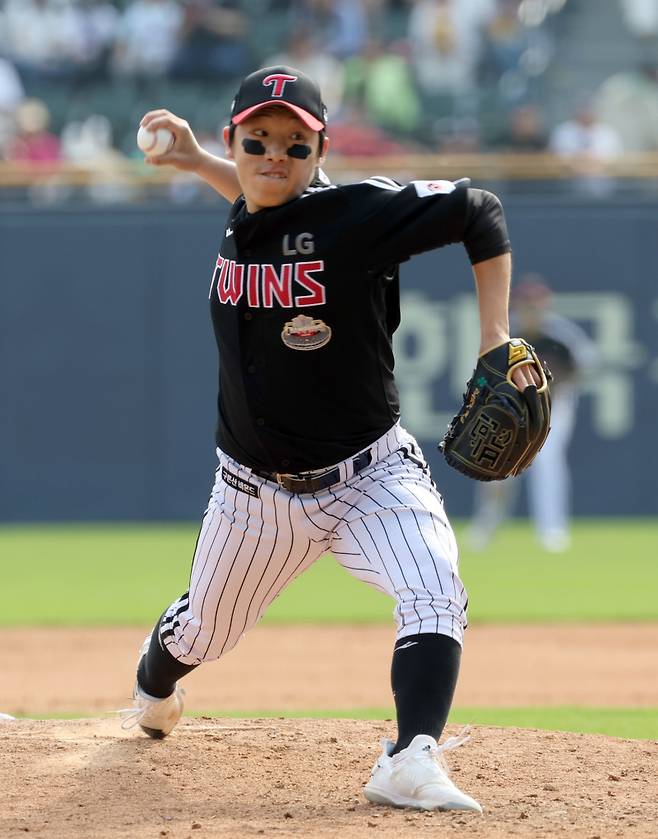 14일 오후 서울 잠실야구장에서 열린 프로야구 LG 와 두산 경기. LG 투수 박명근이 5회 선발 손주영에 이어 등판 역투하고있다. 잠실=정시종 기자 capa@edaily.co.kr /2024.04.14.