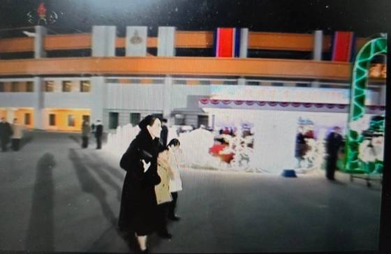 1일 북한 조선중앙TV에서 방송된 신년 공연 영상에 김여정 노동당 부부장이 아이들과 함께 평양 5월1일 경기장 야외 테이블로 향하는 모습. 조선중앙TV. 연합뉴스