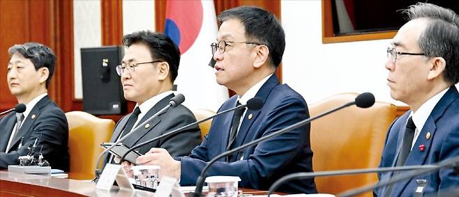 최상목 대통령 권한대행이 2일 정부서울청사에서 열린 확대경제관계장관회의에서 ‘2025년 경제정책방향’을 발표하고 있다. 왼쪽부터 안덕근 산업통상자원부 장관, 유상임 과학기술정보통신부 장관, 최 권한대행, 조태열 외교부 장관. /김범준 기자